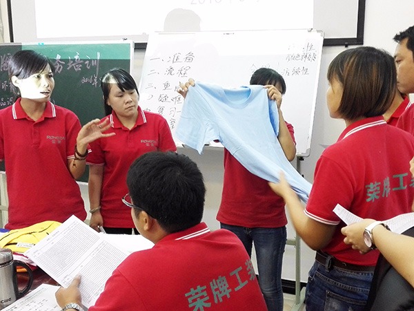 雷火竞技官网员工培训现场